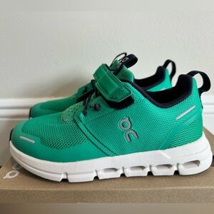 On Cloud- cloud play- boys size 13 shoe- sneaker- color mint/acai
